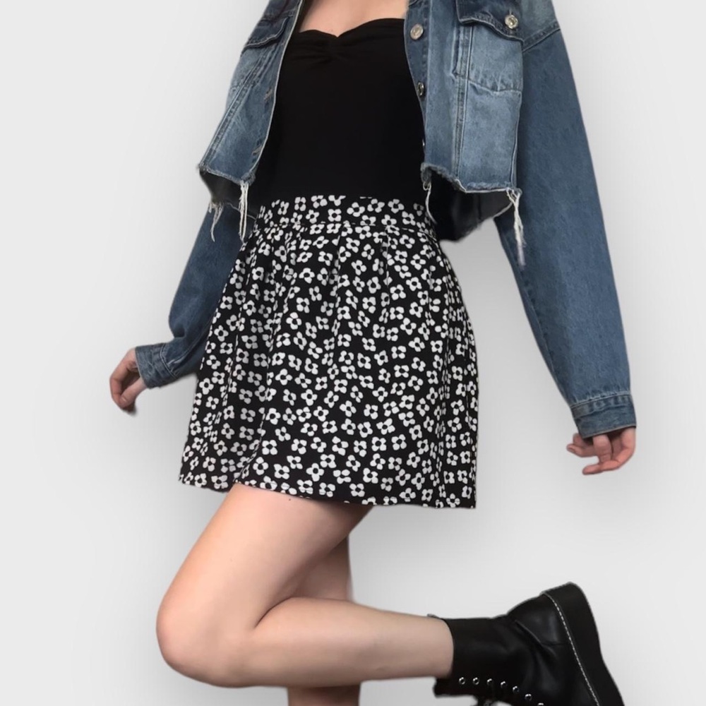 Black and White Retro Floral Mini Skirt - Size Small